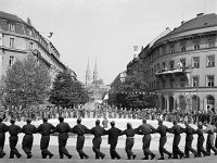 Zagreb, 9. svibnja 1945. godine. Kozaračko kolo ispred džamije.jpg